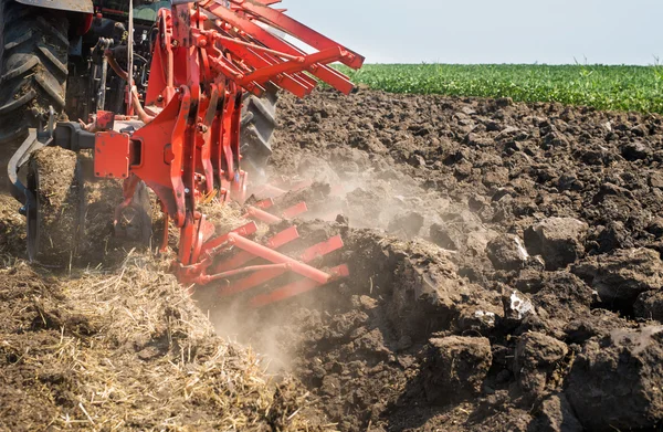 Traktorplogningsfält — Stockfoto