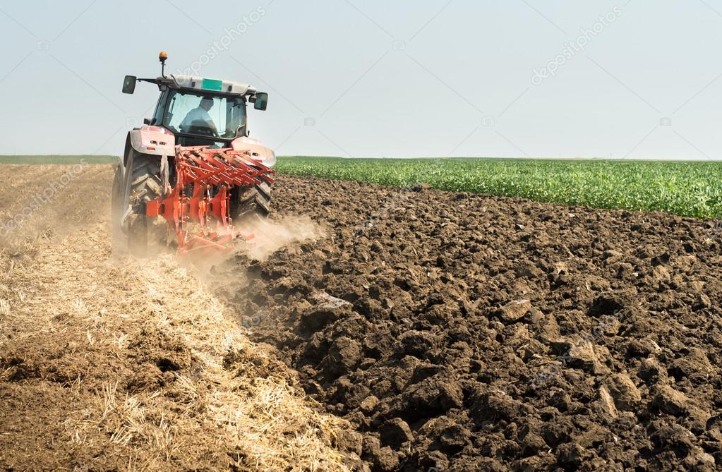 вспашка целины трактором мтз 80. плуг вспахано борозда техас ферма сша. борозда на поле. вспахать борозду. возделывание почвы.