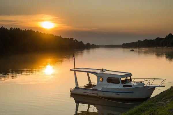 Loď na řece — Stock fotografie