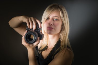 Kameralı genç kadın.