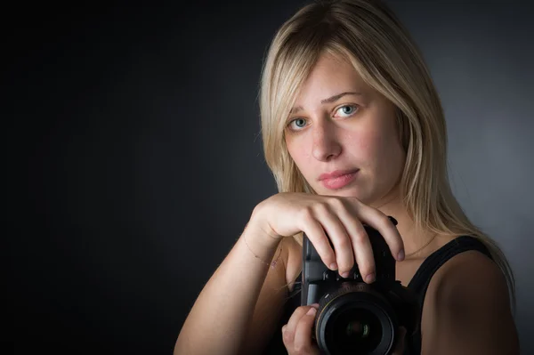 Jovem mulher com câmera — Fotografia de Stock