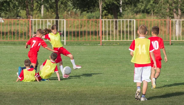 Pojkar sparkar fotboll — Stockfoto
