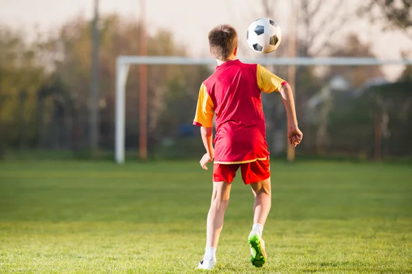 Enfant jouant au football — Photo