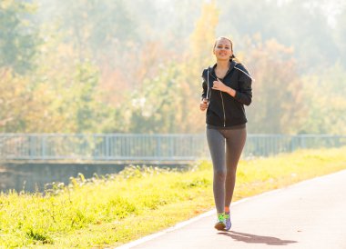 Pretty genç kız koşu 