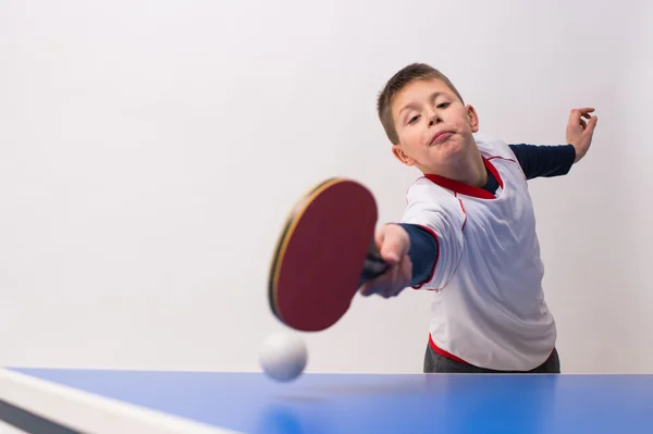 Chlapec hraje stolní tenis — Stock fotografie