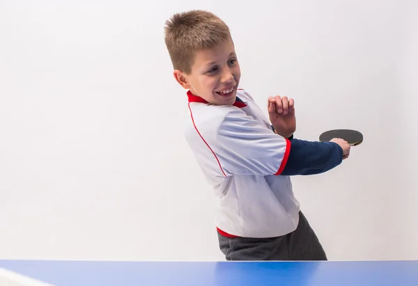 Niño jugando tenis de mesa — Foto de Stock