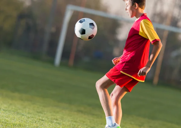 Bambino che gioca a calcio — Foto Stock