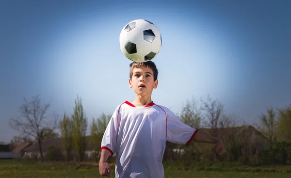 Les garçons donnent des coups de pied au football — Photo