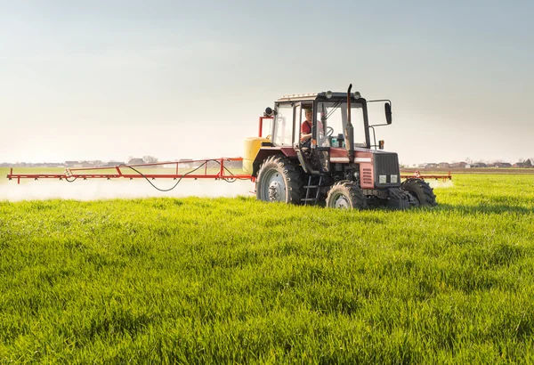 Traktor penyemprotan ladang gandum — Stok Foto