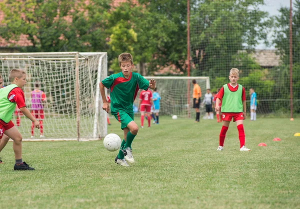 フットボールを蹴る少年 — ストック写真