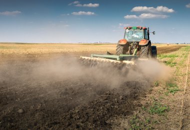 Arazi hazırlama traktör 