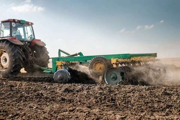 Tractor preparing land — Stock Photo, Image
