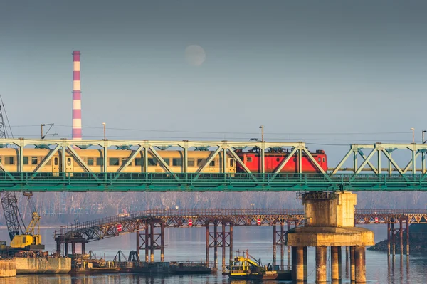 Zug überquert Brücke — Stockfoto