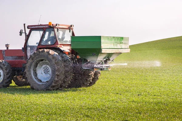 Traktor und Dünger — Stockfoto