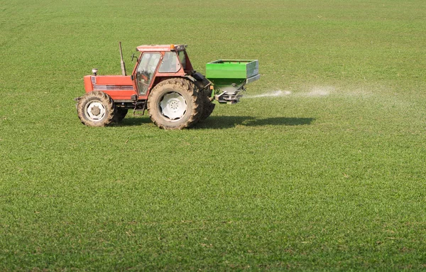 Traktor dan pupuk — Stok Foto