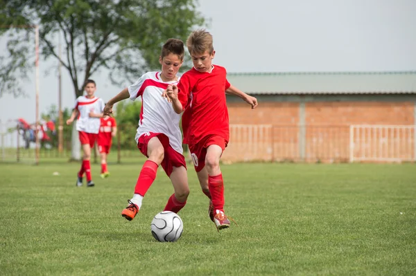 踢足球的男孩 — 图库照片