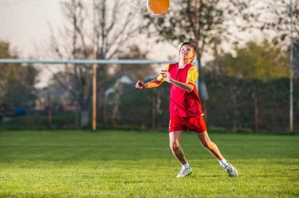 Niño jugando fútbol — Foto de Stock