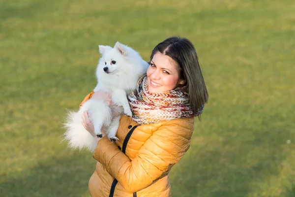 Chica feliz con su perrito — Foto de Stock