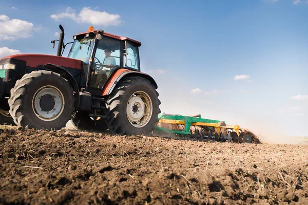 Tractor preparando tierra — Foto de Stock