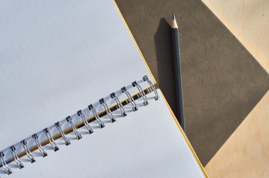 Bir tablo açık defter