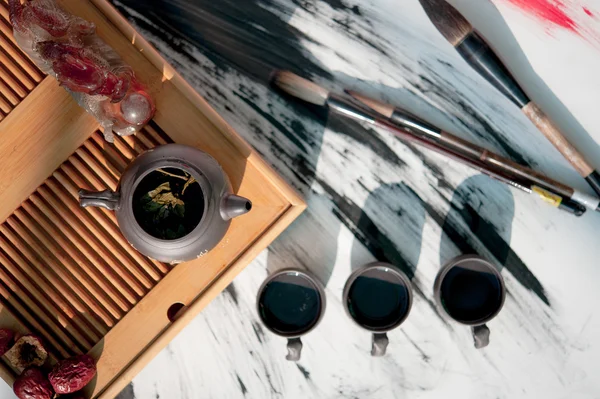 Conjunto de chá escuro uma mesa — Fotografia de Stock