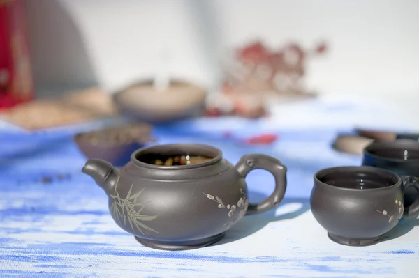 Conjunto de chá escuro em uma mesa — Fotografia de Stock