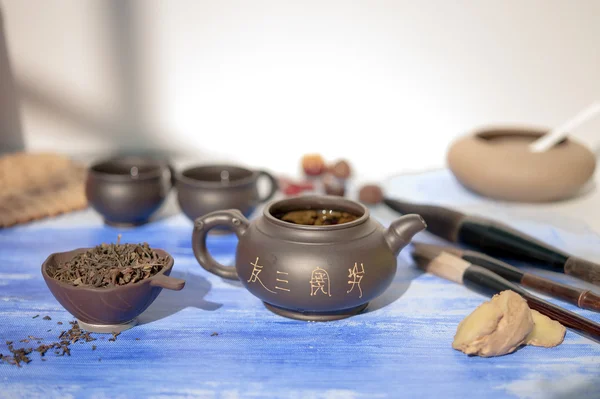 Conjunto de chá escuro em uma mesa — Fotografia de Stock