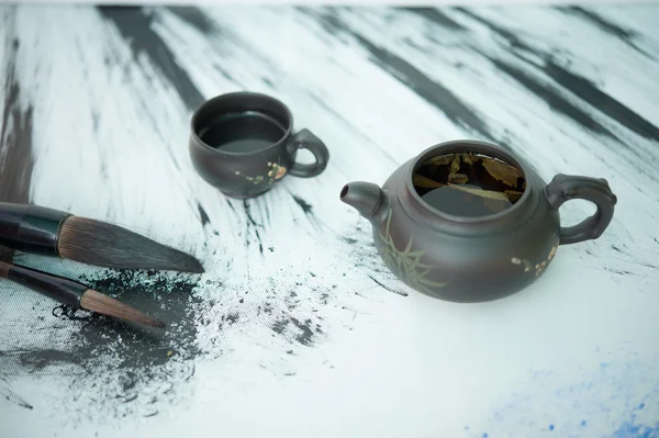 Conjunto de chá escuro em uma mesa — Fotografia de Stock