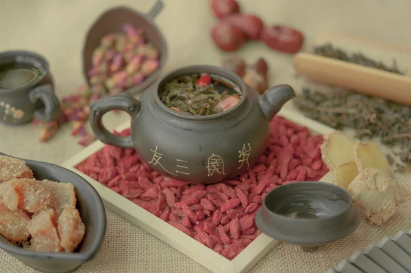 Conjunto de chá escuro em uma mesa — Fotografia de Stock