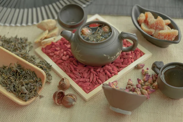 Conjunto de chá escuro em uma mesa — Fotografia de Stock