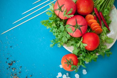 Olgun kırmızı domates yeşil ile