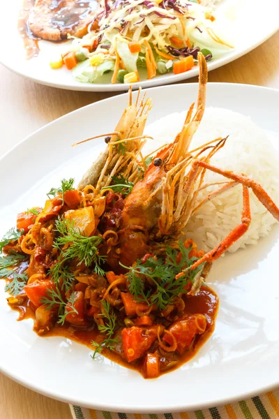 Thailändisches Essen, frittierte Garnelen mit Tomyam-Sauce. — Stockfoto