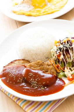 Modern Japon mutfağının mamburg biftek.