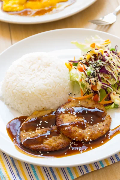 Moderno japonês cozinha mamburg bife . Fotos De Bancos De Imagens