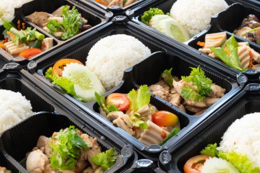 Asya pirinç kutusu yemeye hazır, Tayland yemeği plastik kutular içinde..