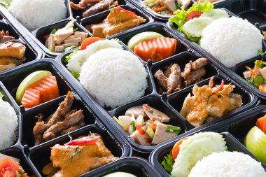 Asya pirinç kutusu yemeye hazır, modern Tayland yemekleri plastik kutular içinde..