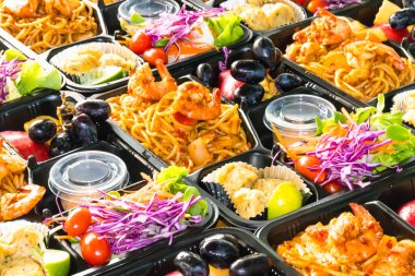 Modern Asya pirinç kutusu yemeye hazır, karidesli Tayland eriştesi ve paket plastik kutular..