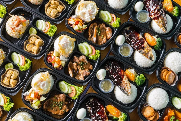 Asya Pirinç Kutusu Yemeye Hazır Modern Tayland Yemekleri Plastik Kutular — Stok fotoğraf