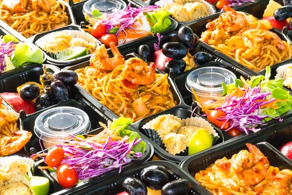 Modern Asya pirinç kutusu yemeye hazır, karidesli Tayland eriştesi ve paket plastik kutular..