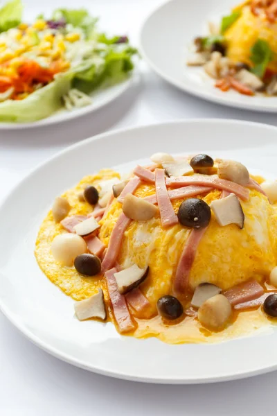 Kremowy omlet z szynką i grzyb. — Zdjęcie stockowe