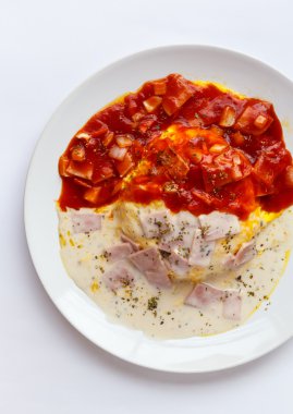 Kahvaltı Japon omlet kırmızı ve beyaz sos ile.