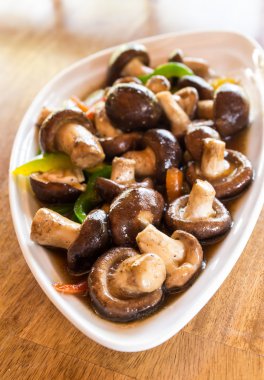 Soya sosu ile Tay vejetaryen yemek Shiitake mantar.