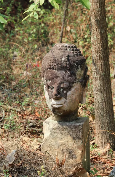 Cheferna för övergivna gamla buddha staty — Stockfoto