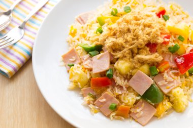 Tayland yemeği kızarmış pilav jambon ve ananas.