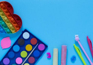 Okul konseptine geri dönelim. Ofis masasında okul ve ofis malzemeleri ve stres önleyici oyuncaklar.