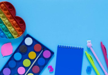 Okul konseptine geri dönelim. Ofis masasında okul ve ofis malzemeleri ve stres önleyici oyuncaklar.