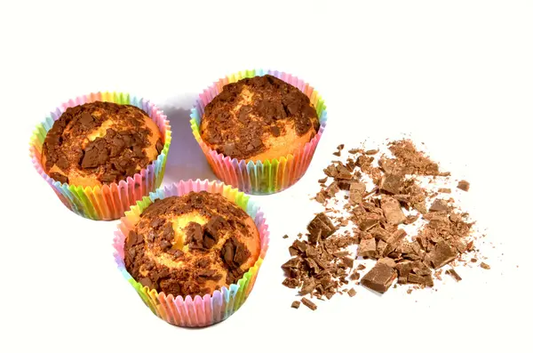 Driehoek gemaakt van chocolade muffins gebakken in kleurrijke manden geïsoleerd op witte achtergrond — Stockfoto