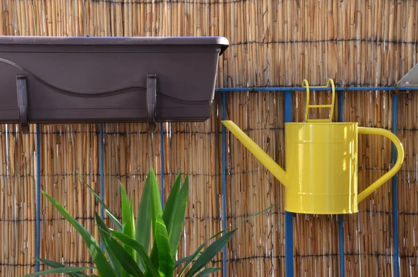 Balkon korkuluk, bambu çit arka planda Sarı metal sulama olabilir bekle