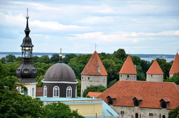 Tallinn / Estonia - Lipiec 27, 2013: Kościół Przemienienia Pańskiego w Tallinie obok średniowiecznych murów miejskich — Zdjęcie stockowe