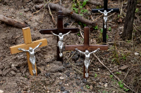 Cca 12 km ao norte da cidade de SIAULIAI / LITUÂNIA - 24 de julho de 2013: Vista próxima da Colina das Cruzes, um lugar de culto para os cristãos — Fotografia de Stock